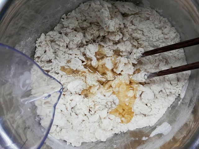 随后倒入玉米胚芽油