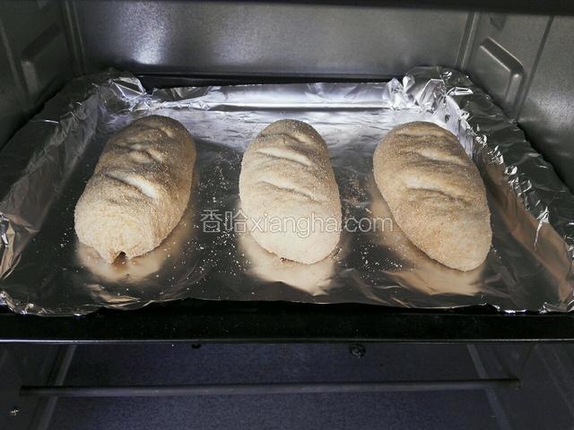 放入预热200度烤箱，上下火中层烤15分钟
