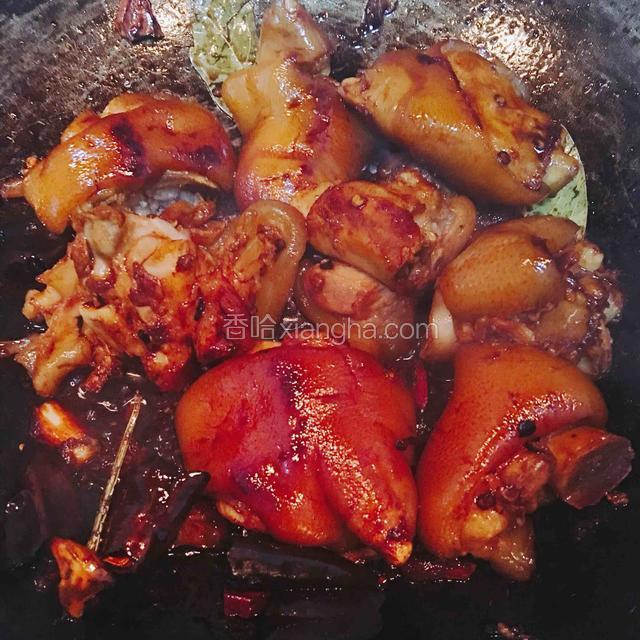 然后加入香叶，桂皮，生抽三小勺，老抽一小勺，翻炒上色