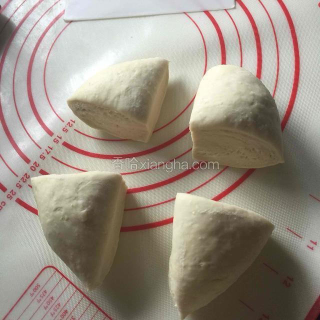 发酵好的面团分成四等份