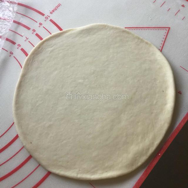 取一小面团擀成圆形，比奶酪片大一点