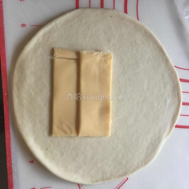 把奶酪片铺在面片1/2处