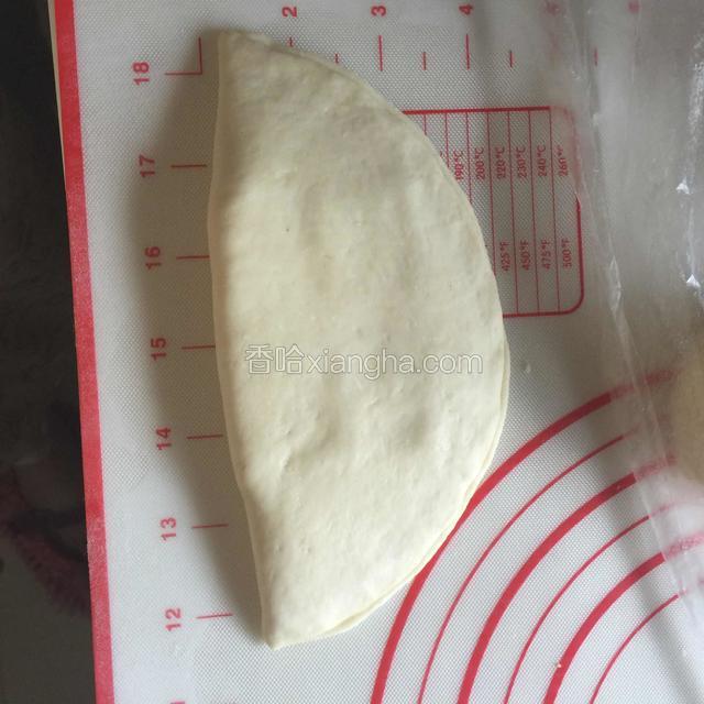 对折包裹住奶酪片，捏紧边缘