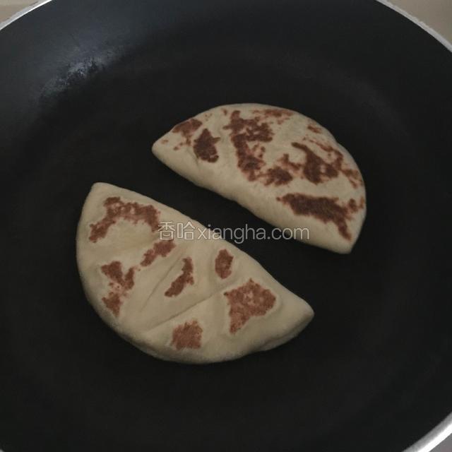 平底锅烧热，放入面饼小火干烙，烙至两面膨起微焦即可