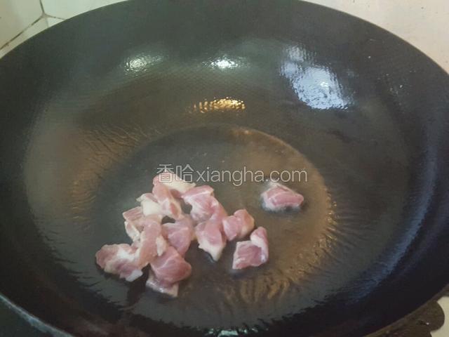 热锅凉油放入肉翻炒一会！