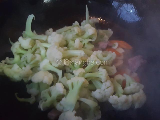 加入菜花，调入适量味极鲜翻炒一会！最后加入适量的盐翻炒均匀！出锅即可？