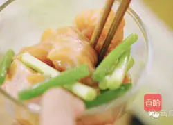 Illustration of how to make salmon rice balls 1