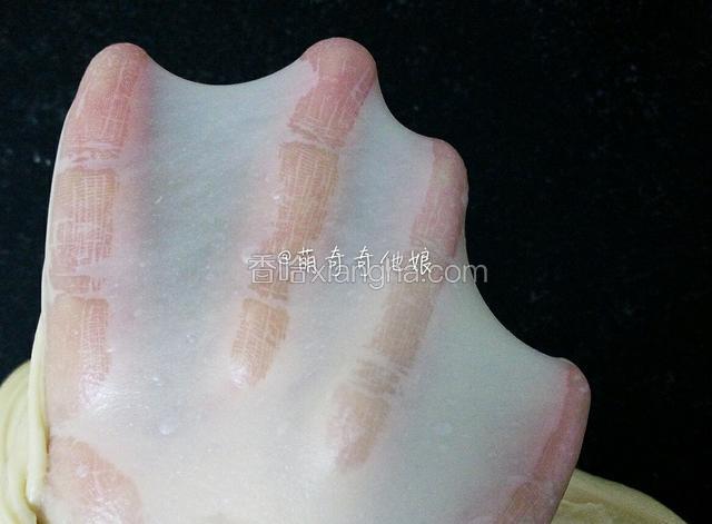 揉至面团能拉开较结实透明的薄膜即可。