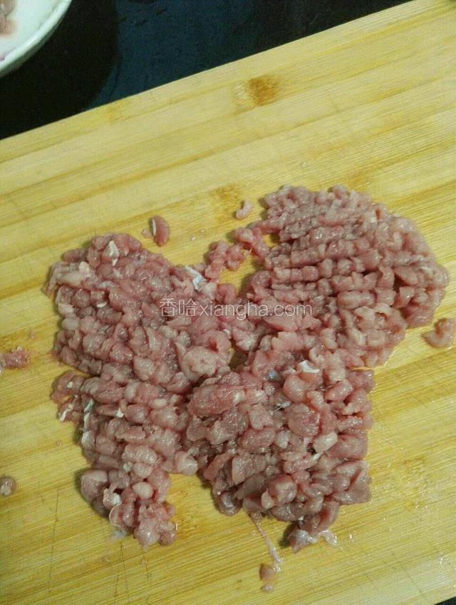 接着切成肉丁。