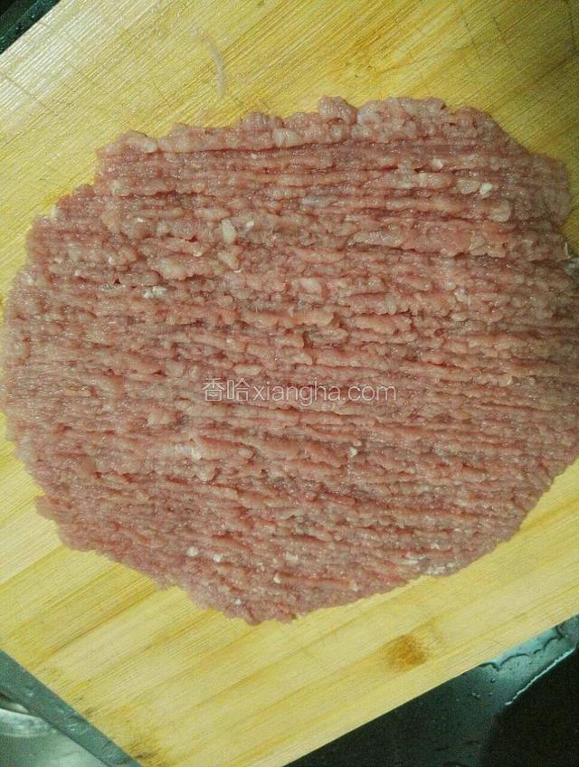 最后改刀剁成肉糜。