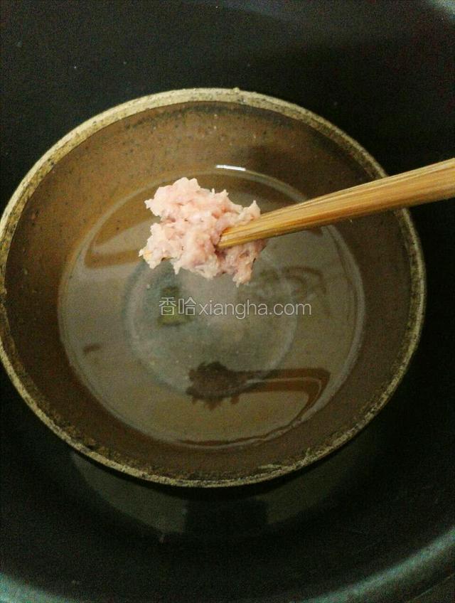 高压锅内加入适量水，再另外拿一个碗加入适量水，剁好的肉糜用筷子夹着，分次放入碗里。