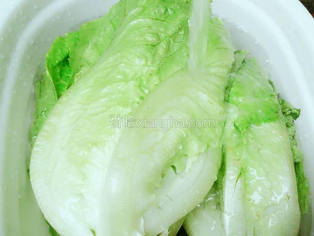 把生菜掰开洗干净。