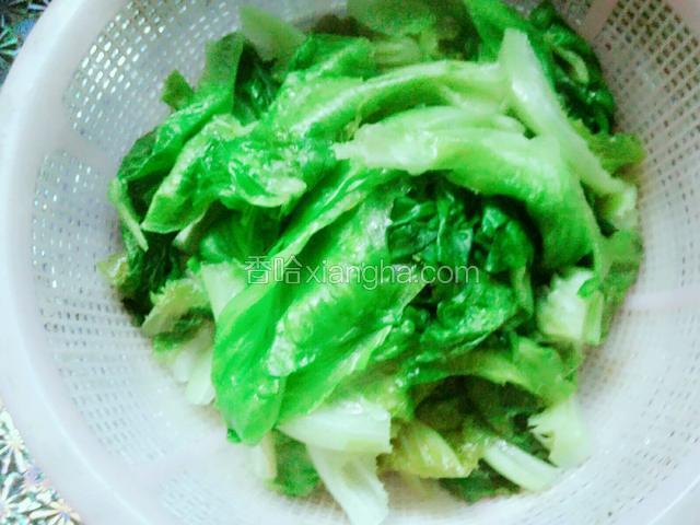 马上捞出，放入漏篮，控掉水。