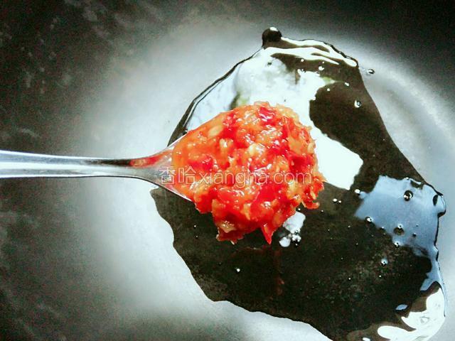 三成热，放自制的有蒜的剁椒酱炒香
