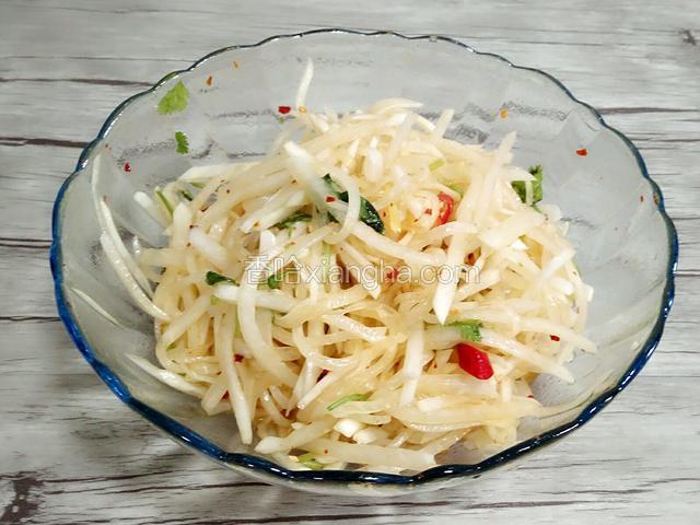 所有调料以及佐料添加完，用筷子拌匀就可以装盘。