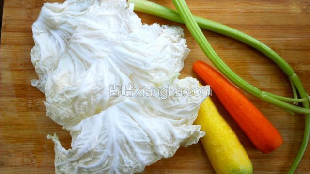 准备食材：白菜只用叶子部分