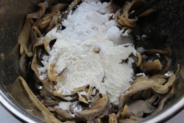 挤干水的平菇中调入花椒面、黑胡椒碎、盐、味素，搅拌均匀，打入一个生鸡蛋，放入面粉和淀粉（比例是2:1），少量泡打粉（可以使炸出来的糊更蓬松）