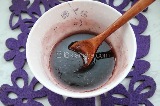 蓝莓酱加适量清水和蜂蜜搅拌均匀