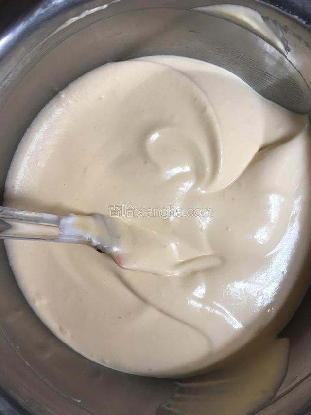 依次加入剩下的蛋白霜搅拌均匀不要画圈，要上下翻拌，炒菜式，注意不要消泡了，不然蛋糕会塌陷还会开裂