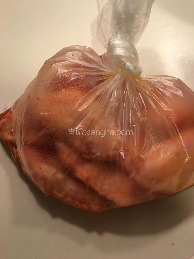 将鸡翅装进保鲜袋，也可以直接用保鲜膜封好