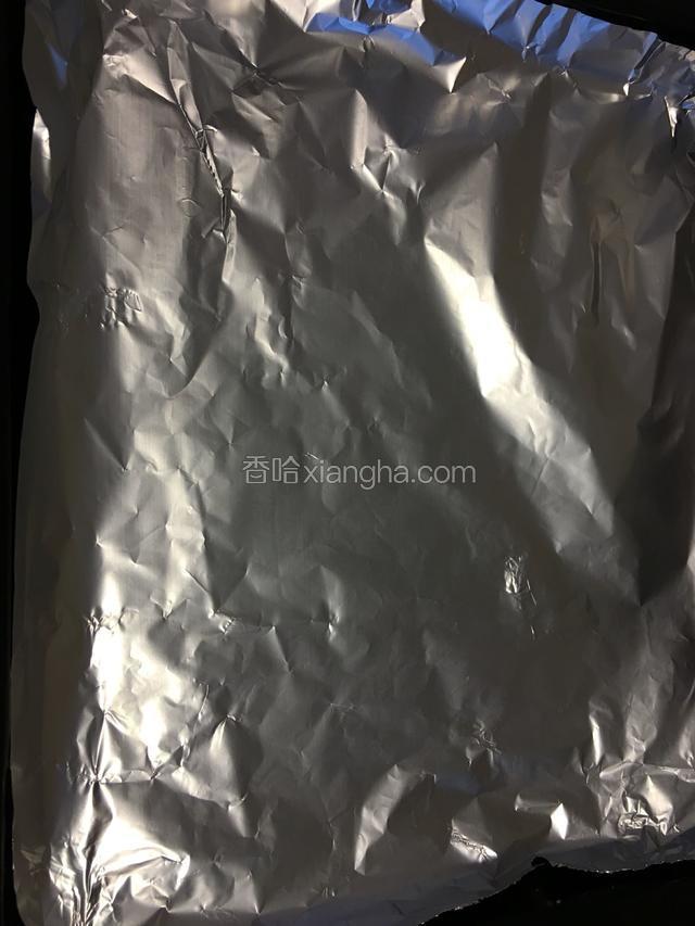 烤盘铺上锡纸，目的是为了接滴下来的油，也方便清洗。