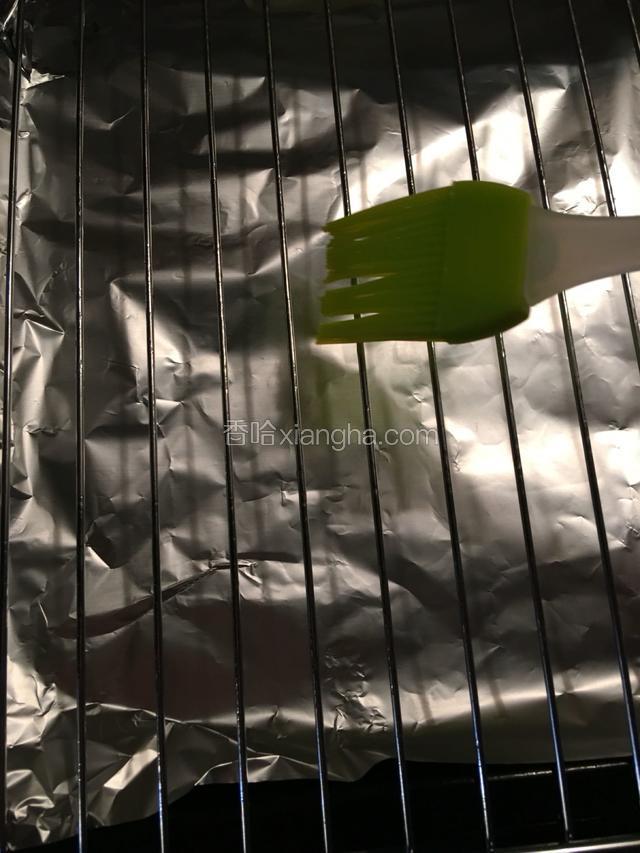 烤架上涂少许的油，防止鸡翅粘在烤架上。