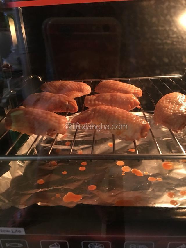 烤箱预热，上下管同时加热200度，中层烤15分钟。
