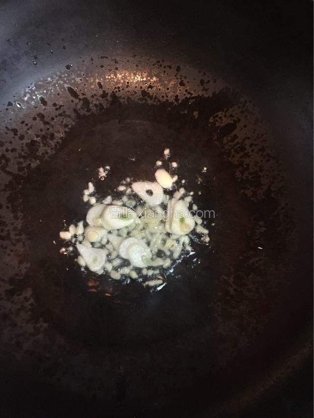 锅烧热倒入西王玉米油，下葱姜蒜爆香。