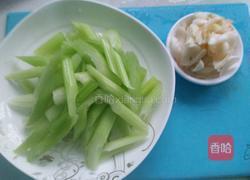 芹菜百合炒虾仁的做法图解1