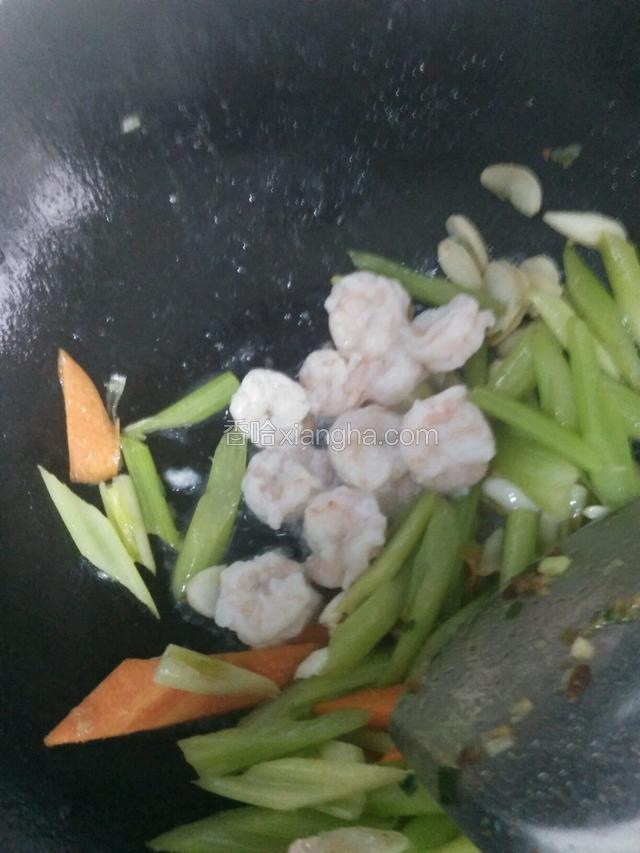 放入虾仁翻炒入味（不用放任何调味料了）