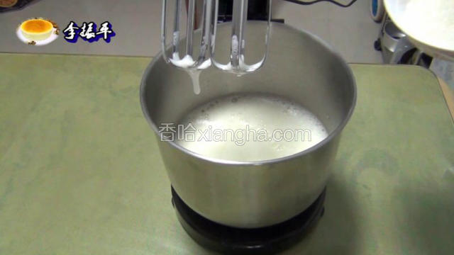 打蛋器低速打60秒加三分之一的细砂糖！