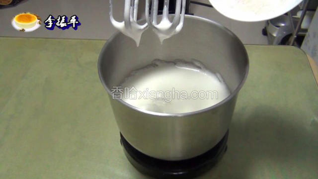 第二次加细砂糖用打蛋器中速打60秒！