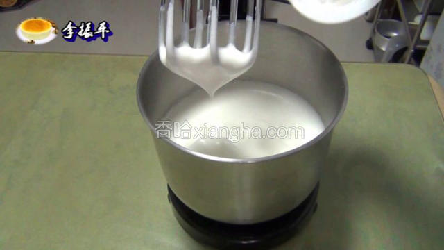 第三次加入细砂糖中速打60秒！