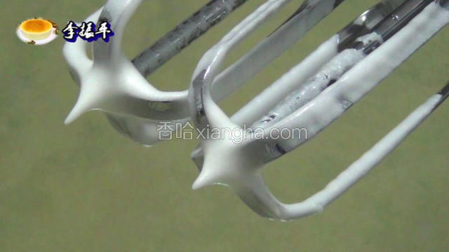 完成的蛋清应该是这样的尖峰直立的！十分发这个很重要！