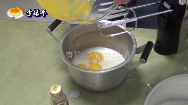 油、牛奶、盐、糖粉一起放入用打蛋器低速打至均匀再加蛋黄打至混合均匀！