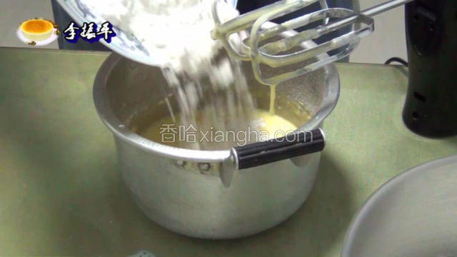 加入低筋粉三分之一搅拌均匀！