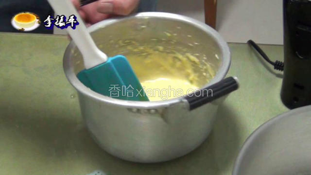 三次加入低筋粉搅拌均匀后用橡皮刮刀沿着四壁整理干净！