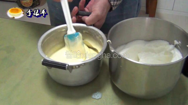 左边是混合好的蛋糕糊！