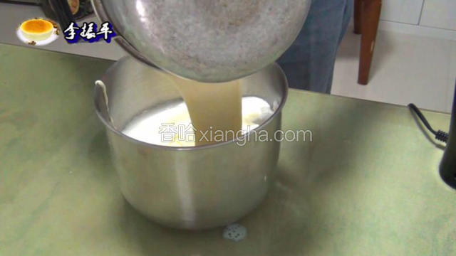 再次将切拌均匀的蛋糕糊倒入蛋清中切拌均匀！