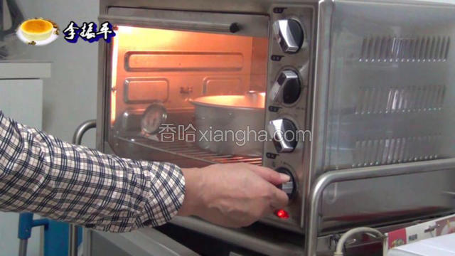 蛋糕模具送人烤箱！设温度150度时间40分钟！