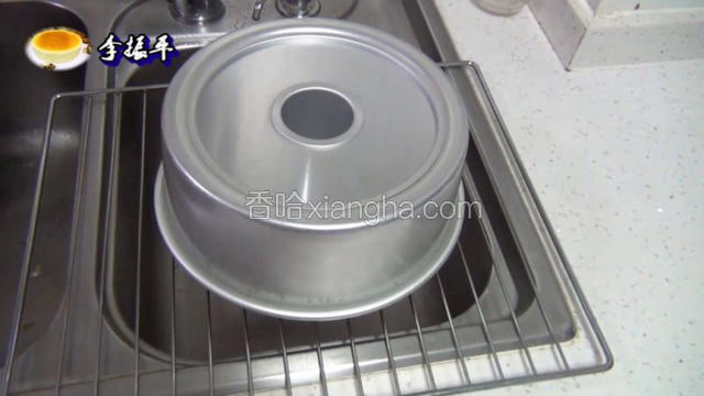 烤完全程后蛋糕模具倒扣网格上冷却3个小时再脱模！