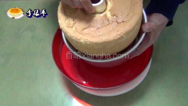 蛋糕很方便的就脱模了！