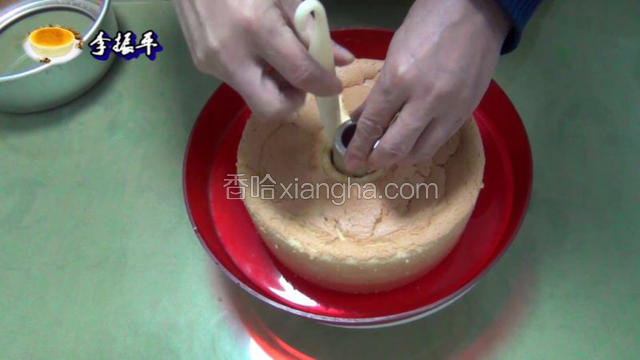 用脱模刀沿着烟囱壁四周划几下蛋糕体分离四壁！