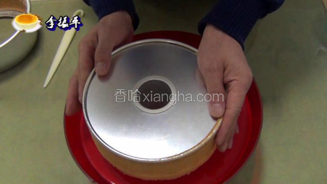 倒扣过来用手沿着四周慢慢的往下压！