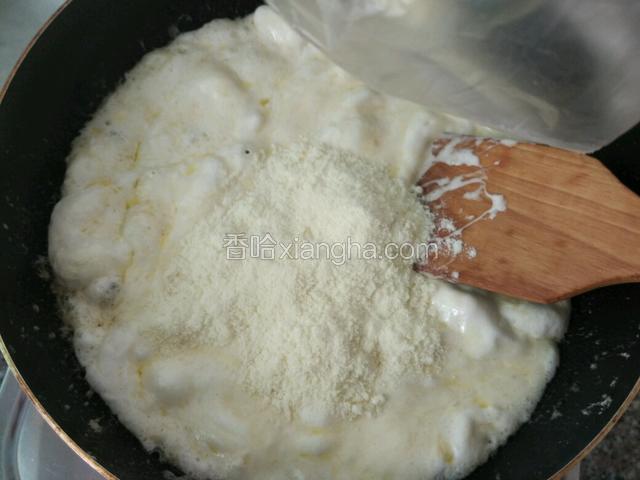 棉花糖溶化后再放入奶粉立刻熄火，用锅铲把奶粉迅速拌入棉花糖中（如果要吃硬点就延长1分钟再关火）；