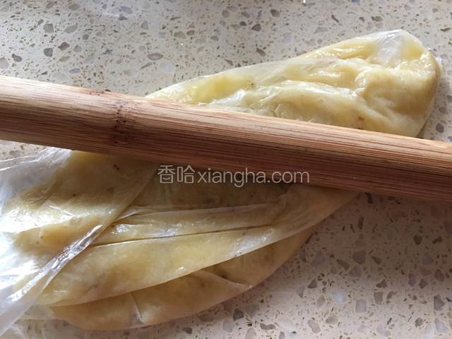 香蕉去皮，放保鲜袋里，用擀面杖压成泥。
