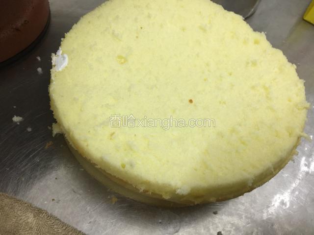 原味蛋糕胚片成三片备用.将奶油打发.淡奶油加百利甜加糖一起混合打发干性发泡（没有百利甜可以不加）