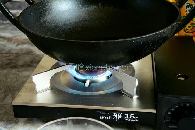 点火将锅烧热。