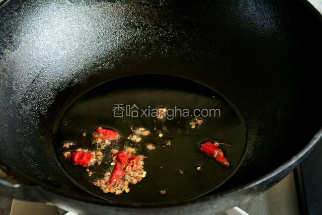 放入干红椒节和花椒炸香。