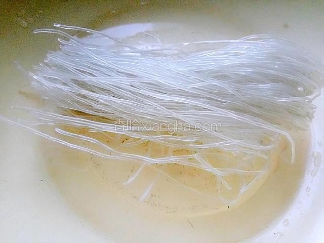 准备粉丝一小把，适量即可。
